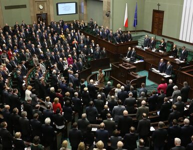 Miniatura: PO dogoniła PiS. 5 partii w Sejmie