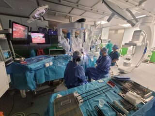 Zespół medyczny przez cały czas czuwa przy pacjencie, gotów do działania. Trwa operacja kardiochirurgiczna z użyciem robota w PIM MSWiA