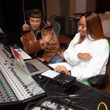 Miquela nie pozuje do zdjęć wyłącznie sama 