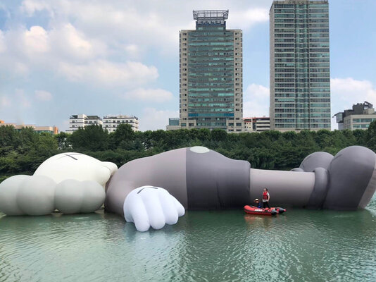 Miniatura: Prace Briana "KAWS" Donnelly'ego
