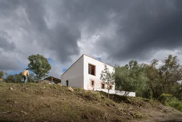Stone and Water powstał w ruinach XIX-wiecznej strażnicy granicznej. Kamienne mury i współczesna architektura tworzą tu harmonijną całość 