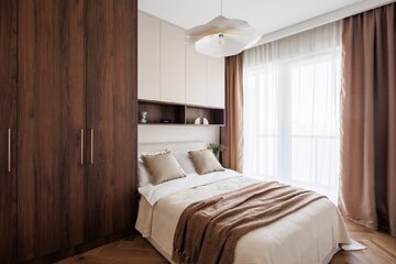 Ciepła kolorystyka, zabudowy na&nbsp;wymiar i&nbsp;inspiracje stylem mid-century modern tworzą wnętrze, kt&oacute;re łączy ponadczasową estetykę z&nbsp;codzienną funkcjonalnością