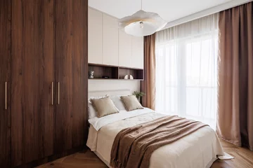 Ciepła kolorystyka, zabudowy na wymiar i inspiracje stylem mid-century modern tworzą wnętrze, które łączy ponadczasową estetykę z codzienną funkcjonalnością 