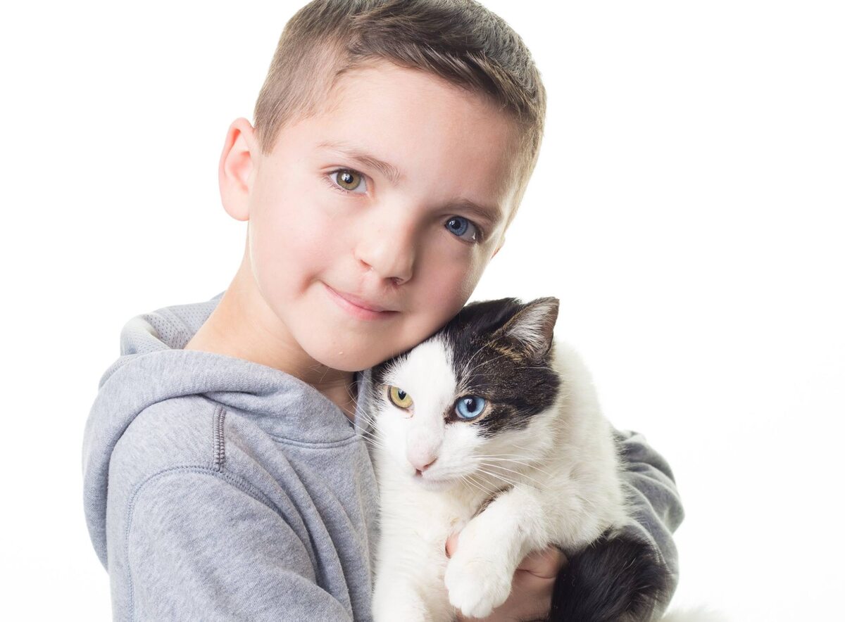 Chłopiec z kotem 