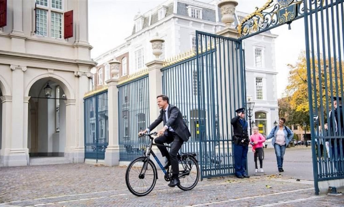 Mark Rutte do króla wybrał się na... rowerze 