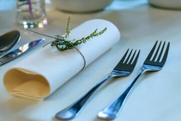 Serwetka zwinięta w rulonik &ndash; prosto i elegancko