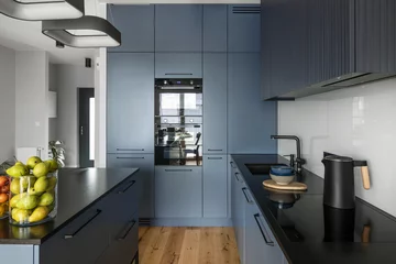 Dom z kobaltową sofą 