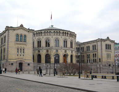 Miniatura: Parlament Norwegii odcięty. W środku ma...