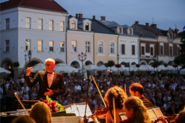 Krzesimir Dębski z&nbsp;orkiestrą na&nbsp;krośnieńskim rynku, YAF 2016