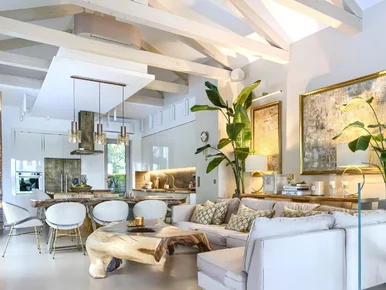 Miniatura: Dom nad rzeką zatopiony w naturze....