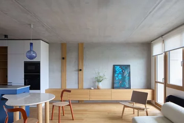 Mieszkanie z niebieską kuchnią, projekt Iva Hajkova Studio