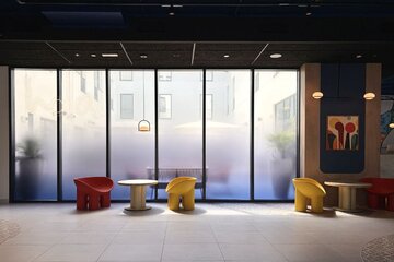 Wnętrza hotelu Meininger Barcelona zaprojektowane przez polską pracownię Tremend
