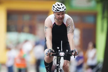 Tomasz Karolak podczas zeszłorocznego Susz Triathlonu (fot. mat. prasowe)