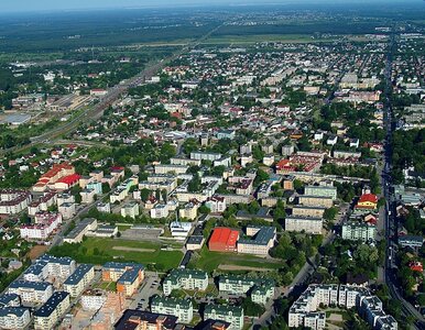 Skuty kajdankami mężczyzna uciekł z policyjnego konwoju. Funkcjonariusze...