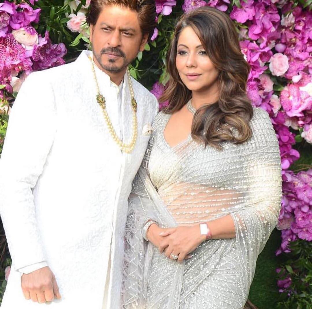 Wśród gości byli gwiazdor Bollywood Shah Rukh Khan i jego żona Gauri Khan 