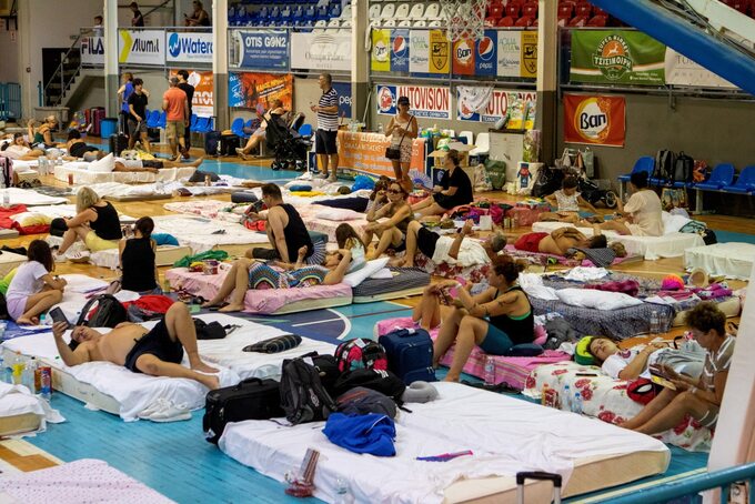 Turyści i mieszkańcy odpoczywają w hali sportowej Venetokleio, która została przekształcona w schronienie po pożarze na wyspie Rodos