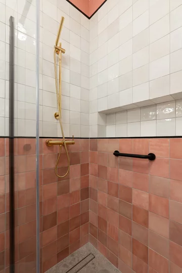 Różowe mieszkanie z miejscem do pracy, projekt KODO KODO, różowe, małe, mieszkanie