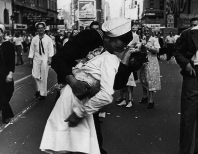 Miniatura: Z radości pocałował nieznaną pielęgniarkę....