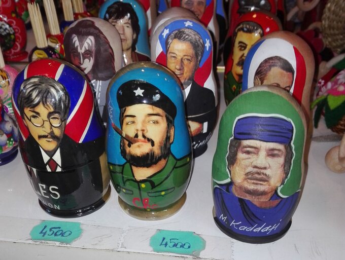 Matrioszki z wizerunkami m.in. Che Guevary, Muammara al-Kaddafiego i Józefa Stalina na straganie w Budapeszcie