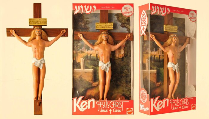 Miniatura: Ken jako Jezus na krzyżu, a Barbie......
