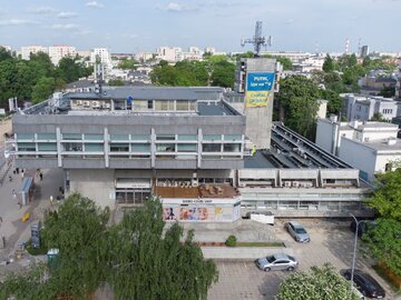 Centralny Dom Handlowy &bdquo;Dom Książki Universus&rdquo; powstał na&nbsp;miejscu wyburzonej XIX-wiecznej willi, pełniącej od&nbsp;1881 roku funkcję schroniska dla&nbsp;paralityk&oacute;w. Do&nbsp;budynku przylegała drewniana kaplica ewangelicka, kt&oacute;ra według plotek była powodem wyburzenia