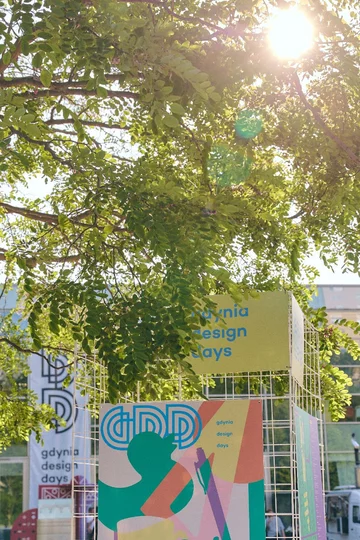 Gdynia Design Days to jedno z najważniejszych wydarzeń poświęconych wzornictwu w Polsce. Tegoroczna edycja prezentuje projekty pokazujące, jak współczesny design odpowiada na wyzwania związane z ekologią, dostępnością i jakością życia 
