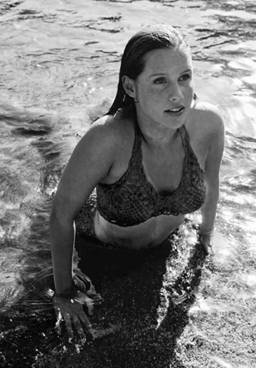 Claire Holt jako Emma w serialu „H2O: Wystarczy kropla” 