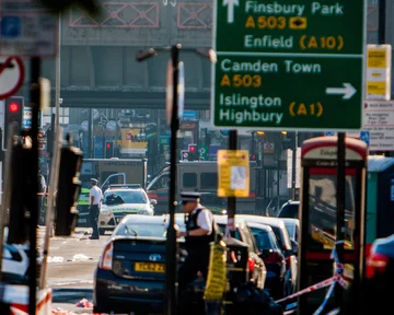 Finsbury Park, Londyn, 19 czerwca 2017 Z oficjalnego oświadczenia służb ratunkowych wiadomo, że pierwszy telefon o zdarzeniu otrzymały one 15 minut po północy z 18 na 19 czerwca. Kilka minut wcześniej rozpędzony samochód wjechał w tłum muzułmanów, którzy wychodzili z wieczornej modlitwy w meczecie przy Seven Sisters Road w Finsbury Park.