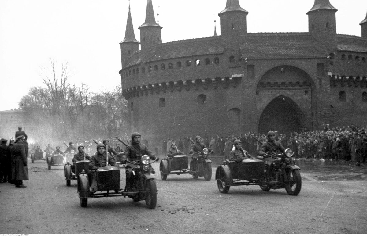 Oddziały motocyklowe podczas defilady w Krakowie. W tle widoczny Barbakan Obchody Święta Niepodległości w 1937 roku