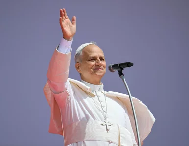 Miniatura: Dziesięciu Polaków na scenie z papieżem....