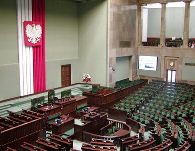 Miniatura: PO wysoko, spada poparcie PiS. PSL w Sejmie