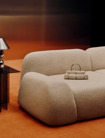 Sofa WOLKE z kolekcji Westwing Collection – rzeźbiarska forma inspirowana kształtem chmury, która definiuje przestrzeń nowoczesnego salonu 