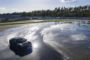 Rekordowy drift Porsche Taycana 