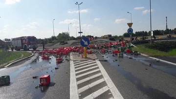 Ładunek piwa zgubiony na rondzie w Prudniku 