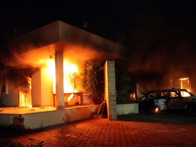 Płonie konsulat USA w Benghazi (fot. PAP/EPA/MUSTAFA EL-SHRIDI
