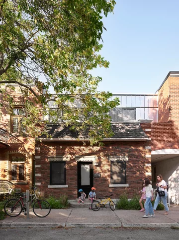 Rodzinny dom z dobudówką, projekt ALEXANDRE BERNIER ARCHITECTE 