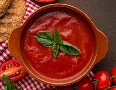 Miniatura: Bije na głowę świeże pomidory. Ten tani...