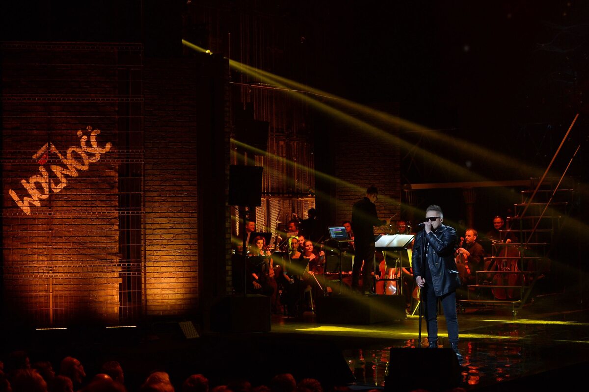 Koncert „Gintrowski – a jednak coś po nas zostanie” Na scenie Muniek Staszczyk.