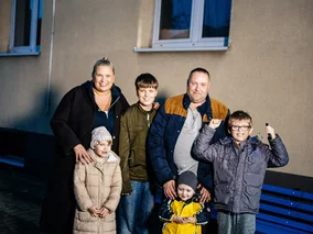 Miniatura: Samotny tata i czwórka dzieci w malutkim...