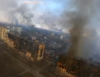 Miniatura: Konwój samochodów wyjechał z Mariupola....