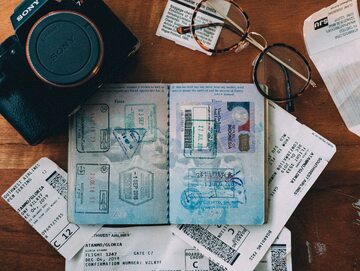 Zdjęcie ilustracyjne, paszport na stole
