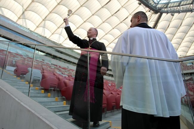 Biskup pomocniczy diecezji warszawsko-praskiej, ksiądz Marek Solarczyk poświęcił Stadion Narodowy w Warszawie (fot. PAP/Leszek Szymański)