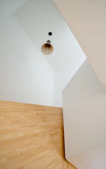 Kawalerka ze skrytkami, projekt Mickaël Martins Afonso & L’atelier miel V2com, 2180-01, kawalerka