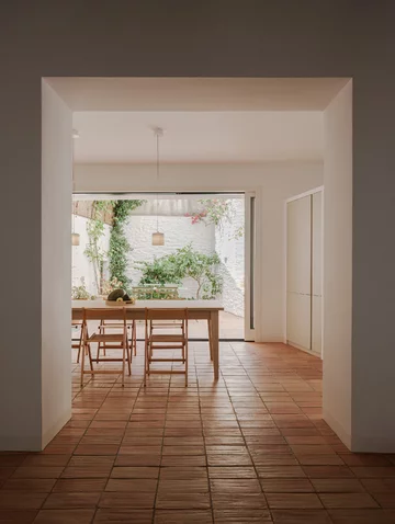 Remont domu rybaka w Hiszpanii, projekt Bea Portabella + Jordi Pagès 