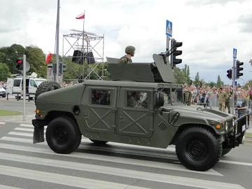 Samochód ciężarowo-osobowy HMMWV 