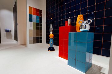 Stoisko Grupa Tubądzin na Salone del Mobile 2026 – immersyjna przestrzeń inspirowana pracownią artysty redefiniuje rolę ceramiki w architekturze 