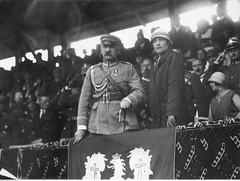 Marszałek Józef Piłsudski z żoną Aleksandrą na trybunie honorowej w sierpniu 1926 roku 