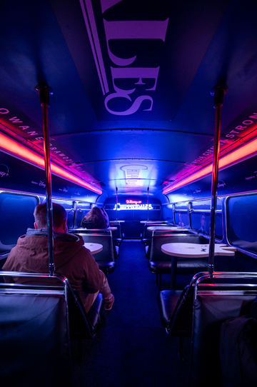 Autobus promujący serial &bdquo;Witamy w&nbsp;Chippendales&rdquo;