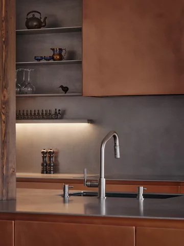 Dwupoziomowy apartament z kuchnią w kolorze miedzi Projekt: MU Architecture 