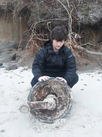 Fragment czołgu znaleziony na plaży 